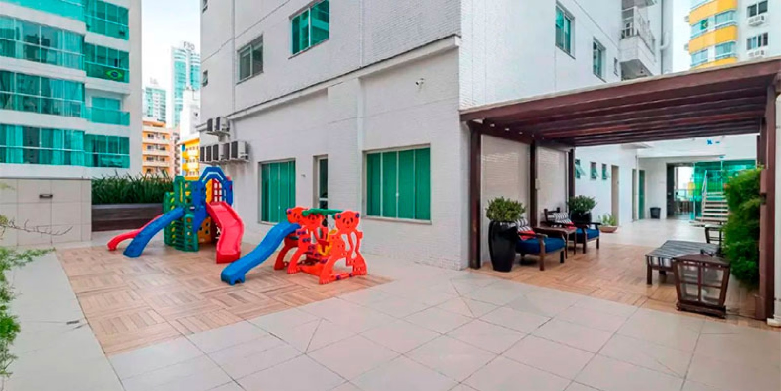 Area de lazer 4 do Chateau Montmartre em Balneário Camboriú SC