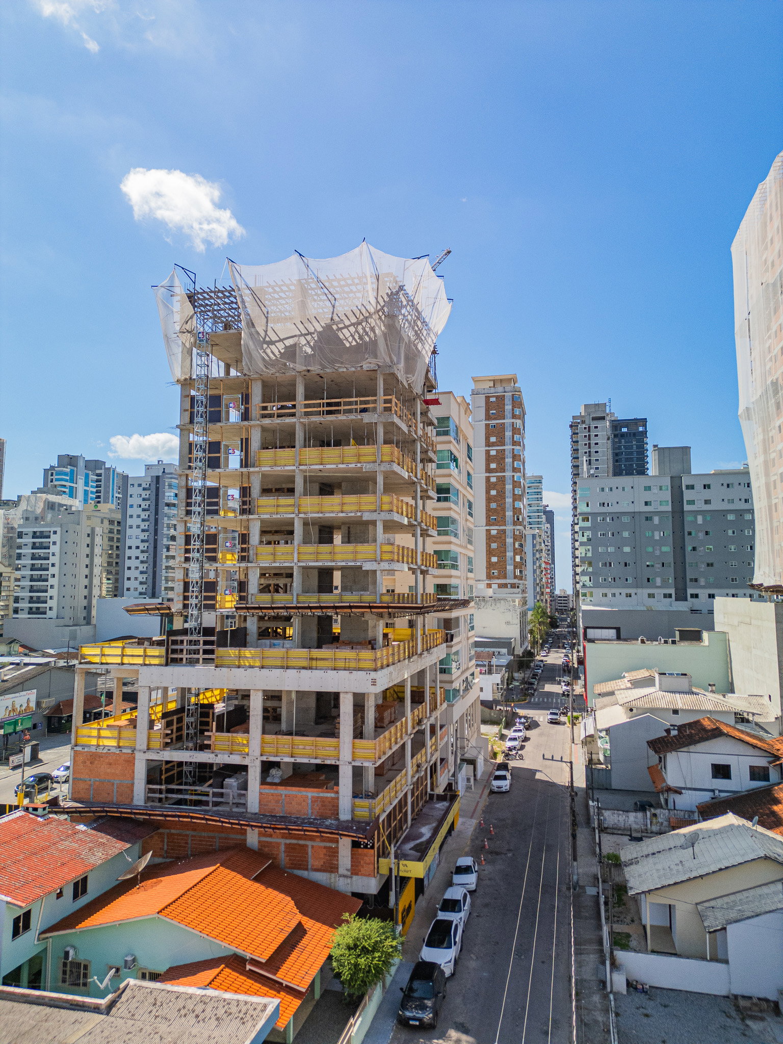 Vista aérea da obra do Edifício Vivart, na Rua 250, Meia Praia, em Itapema, SC