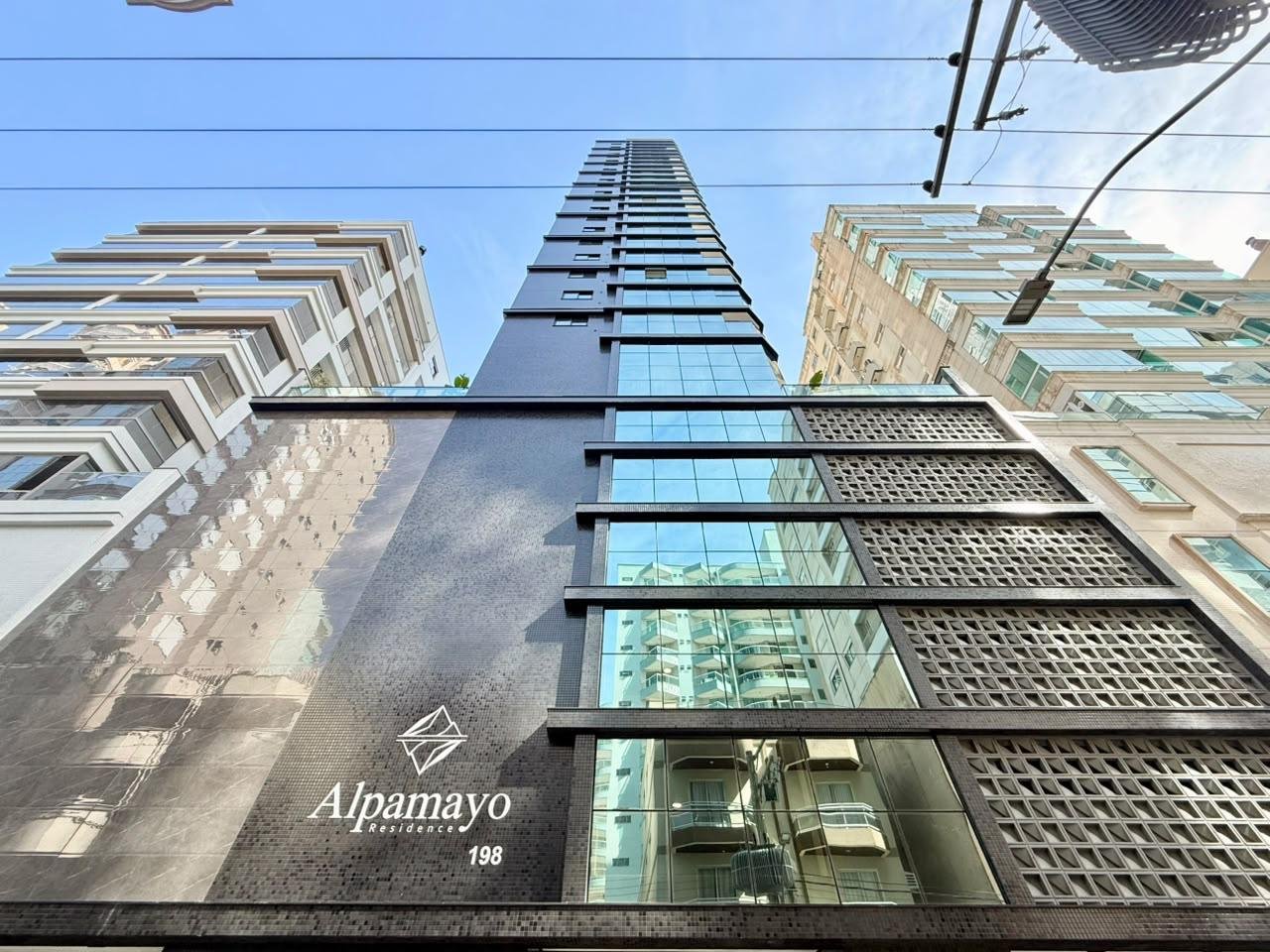 Apartamento 4 suítes no Alpamayo — Meia Praia, Itapema SC