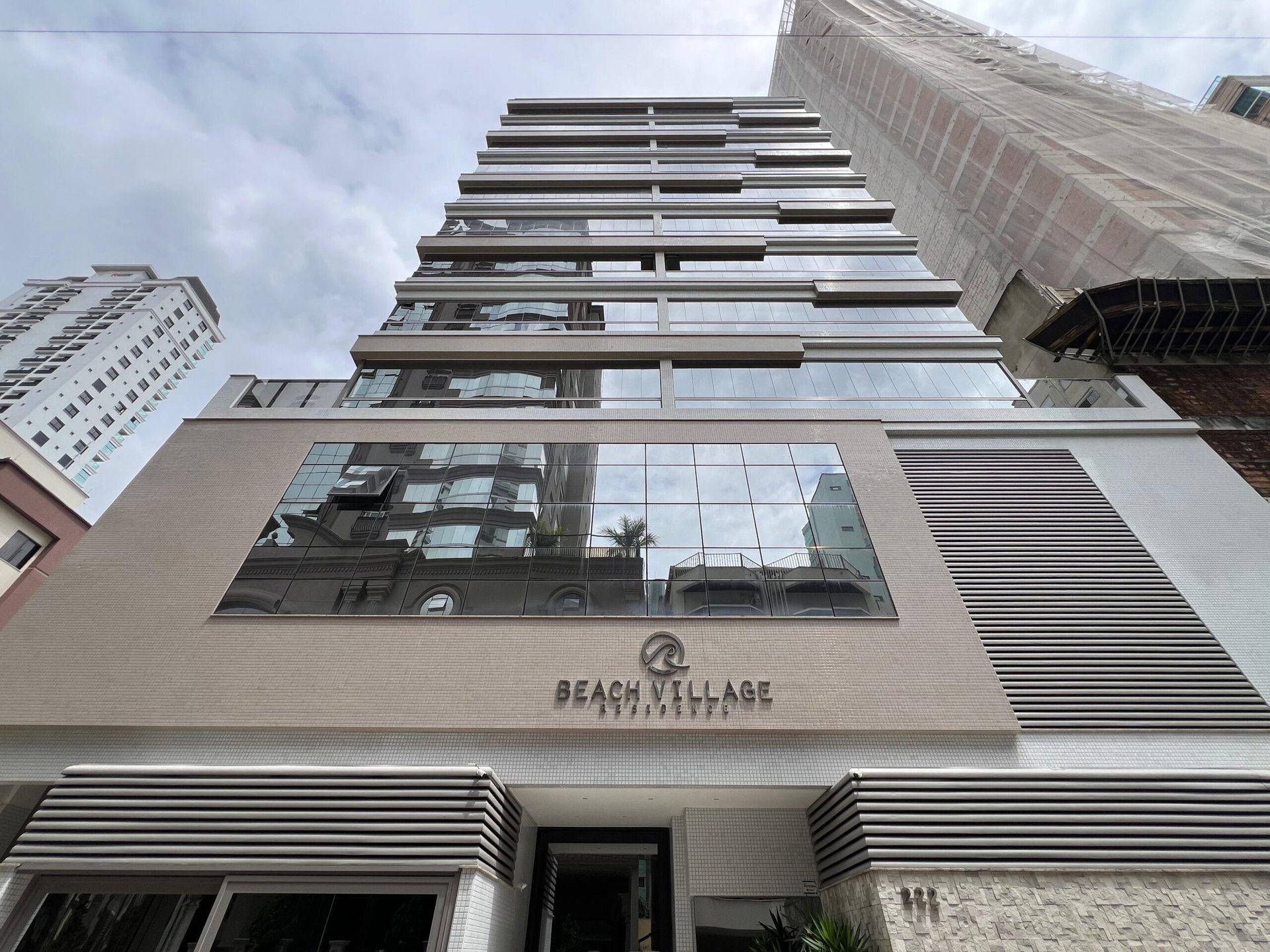 Apartamento 4 suítes no Beach Village — Meia Praia, Itapema SC