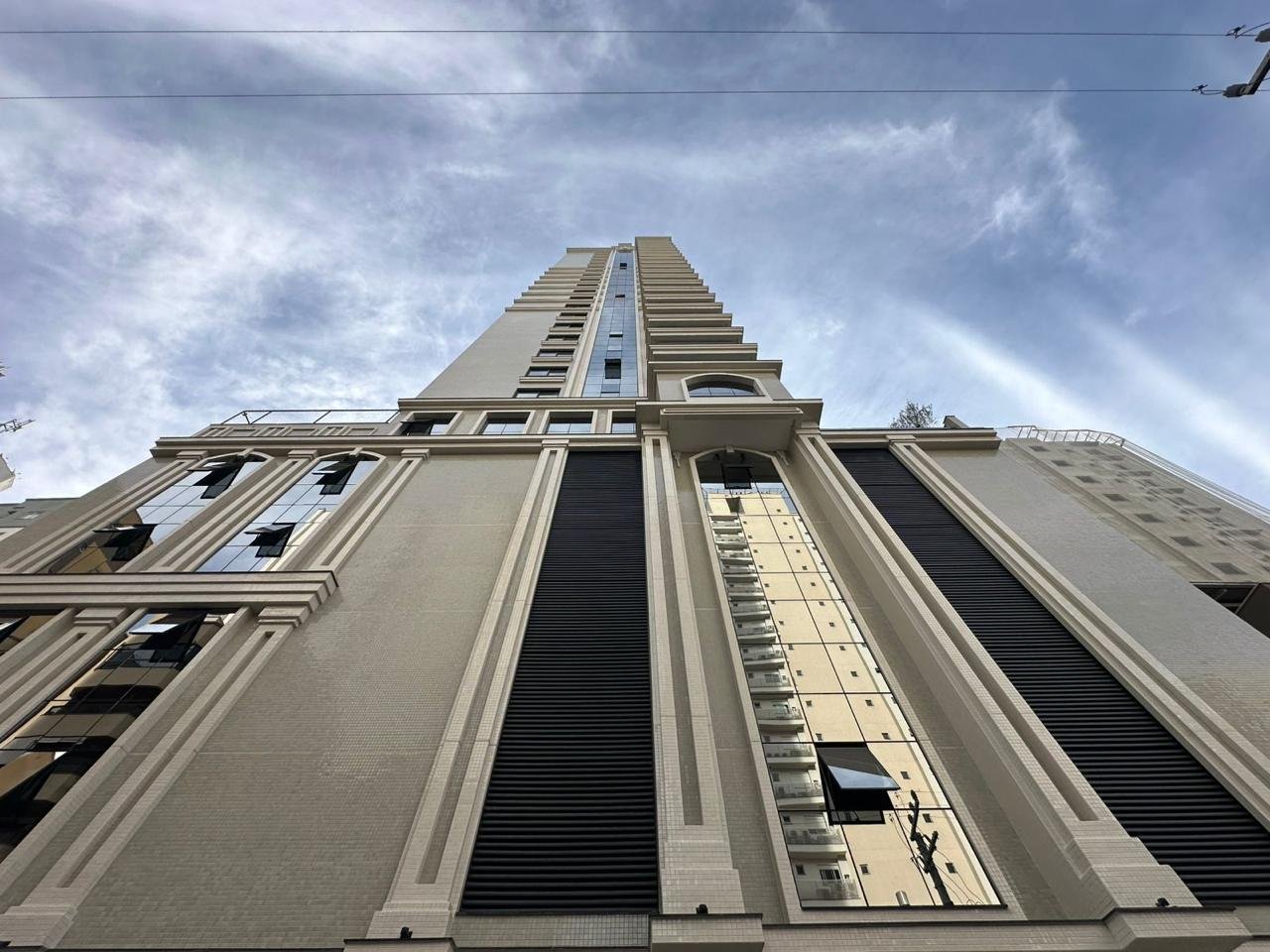Apartamento 4 suítes no Berilo — Meia Praia, Itapema SC
