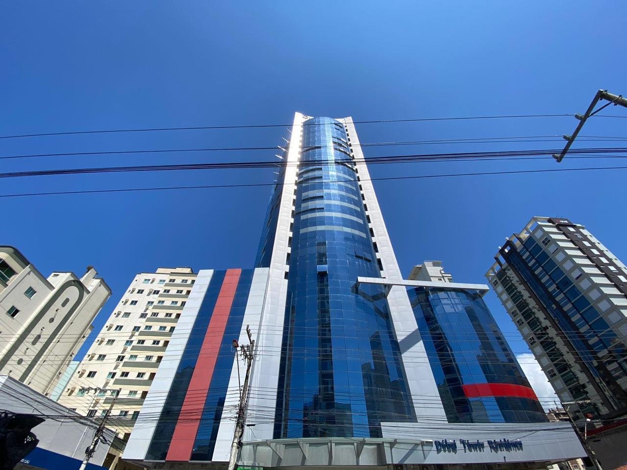 Apartamento 4 suítes no Dubai Tower — Meia Praia, Itapema SC