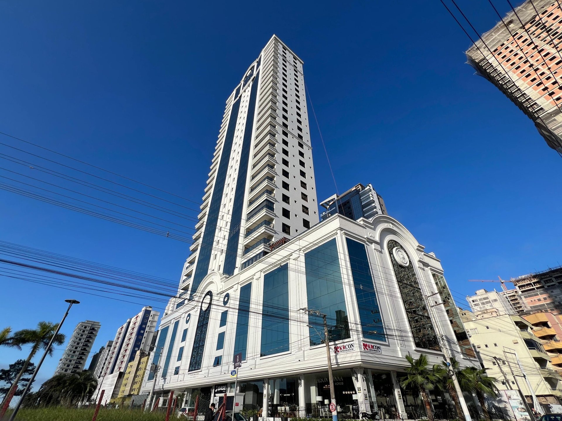 Apartamento 4 suítes no Paramount Tower — Meia Praia, Itapema SC