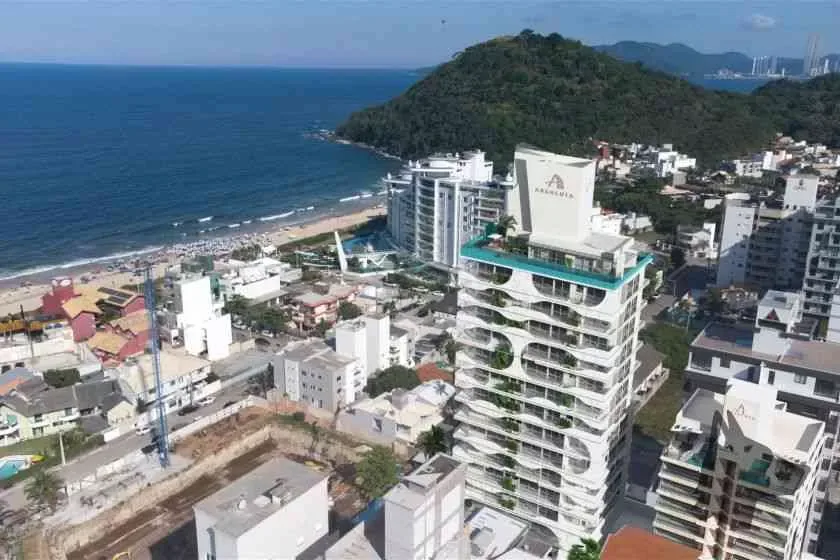 Vista aérea da Praia Brava, em Itajaí, com o Brava Lux Residence — cidade-sede da The Ocean Race 2027