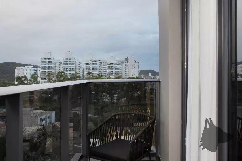 Fachada do Brava Mundo, na Praia Brava, em Itajaí — cidade entre as 50 melhores de Santa Catarina para viver