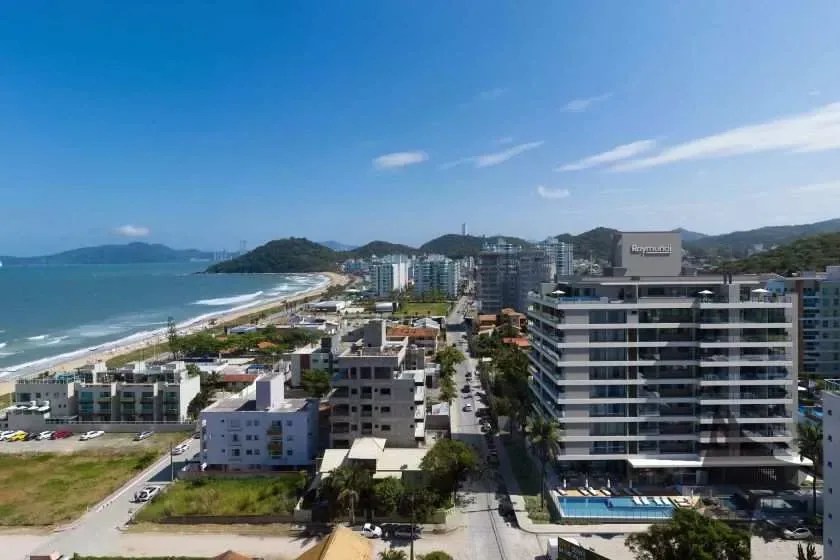Vista aérea da orla da Praia Brava, em Itajaí, com o Ocean Wind Residence — valorização imobiliária