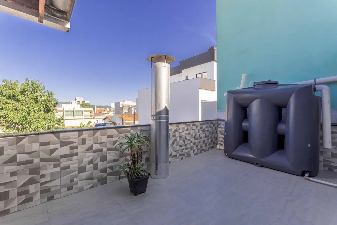 Casa com 3 suítes e 2 vagas de garagem no Centro de Balneário Camboriú. — foto 4