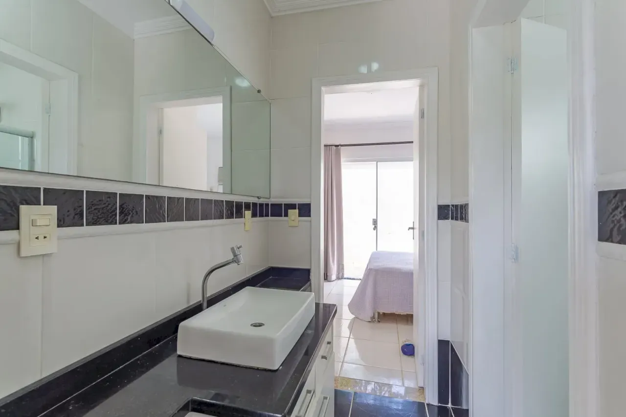Casa com 4 dormitórios sendo 2 suítes e 2 vagas de garagem no Bairro Nações em Balneário Camboriú — foto 12