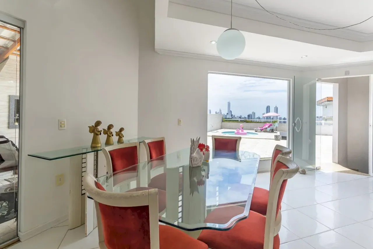 Casa com 4 dormitórios sendo 2 suítes e 2 vagas de garagem no Bairro Nações em Balneário Camboriú — foto 7