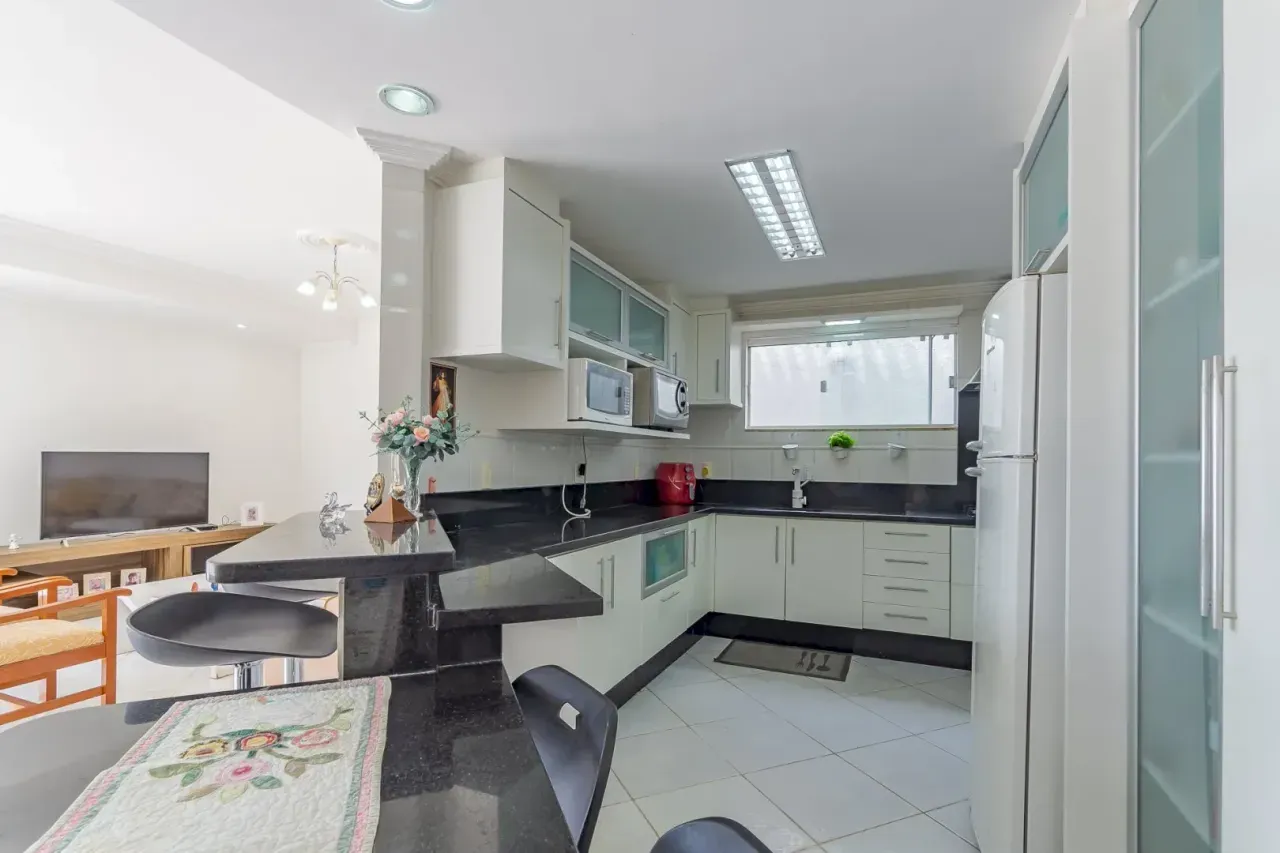 Casa com 4 dormitórios sendo 2 suítes e 2 vagas de garagem no Bairro Nações em Balneário Camboriú — foto 3