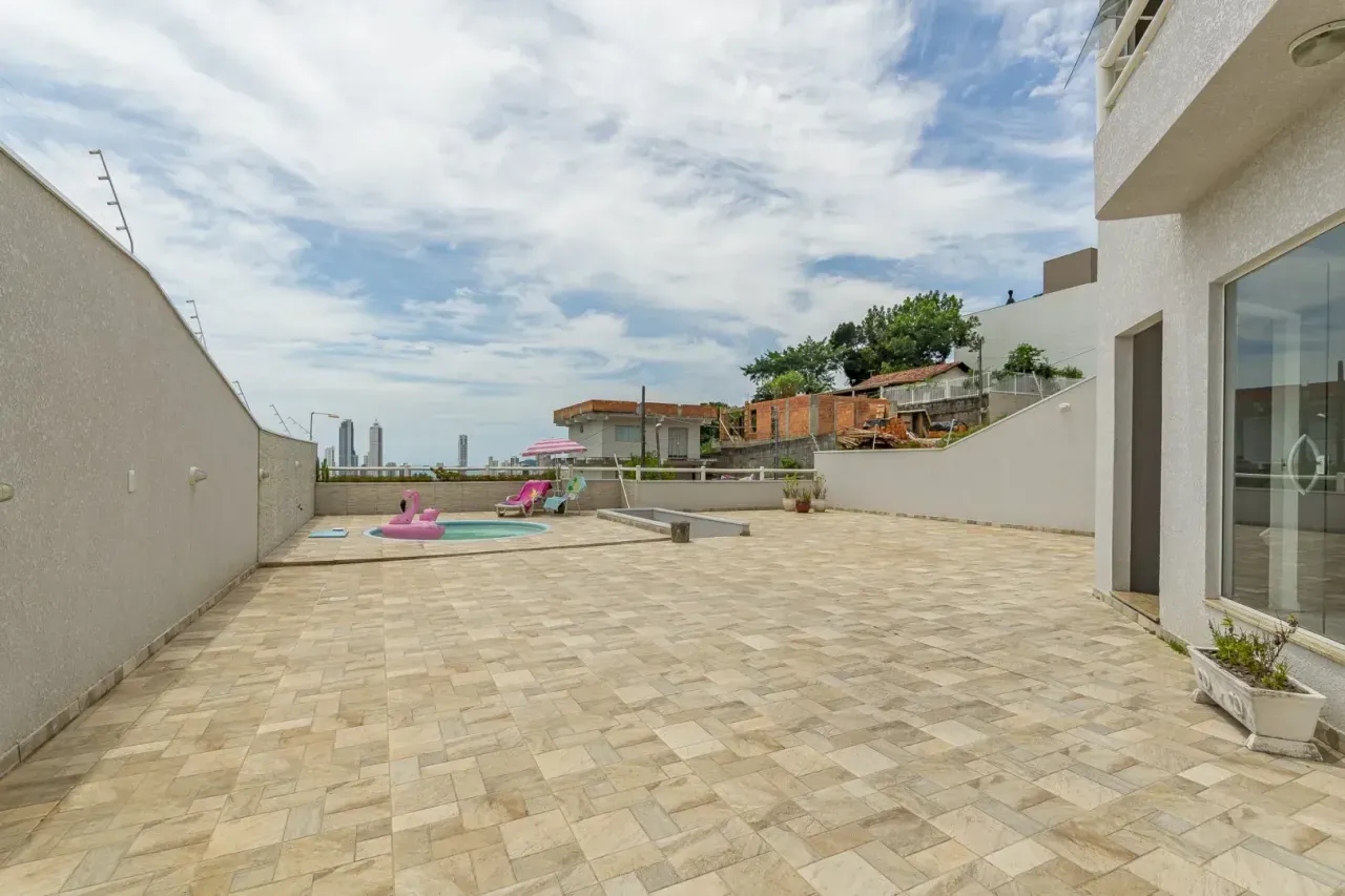 Casa com 4 dormitórios sendo 2 suítes e 2 vagas de garagem no Bairro Nações em Balneário Camboriú — foto 5