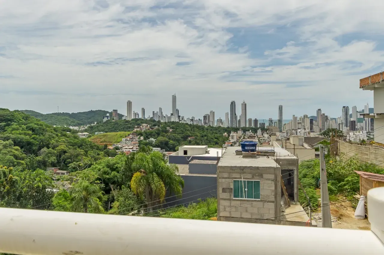 Casa com 4 dormitórios sendo 2 suítes e 2 vagas de garagem no Bairro Nações em Balneário Camboriú — foto 4