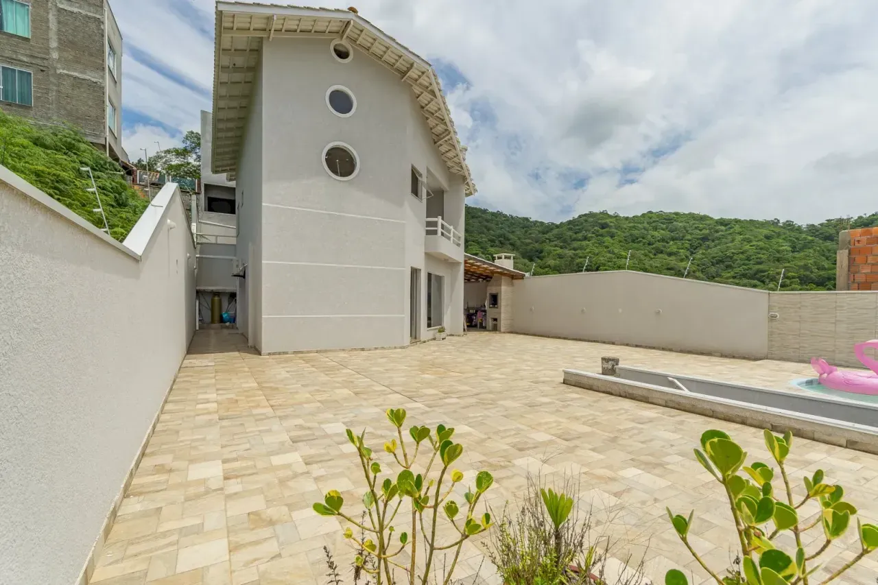Casa com 4 dormitórios sendo 2 suítes e 2 vagas de garagem no Bairro Nações em Balneário Camboriú — foto 2