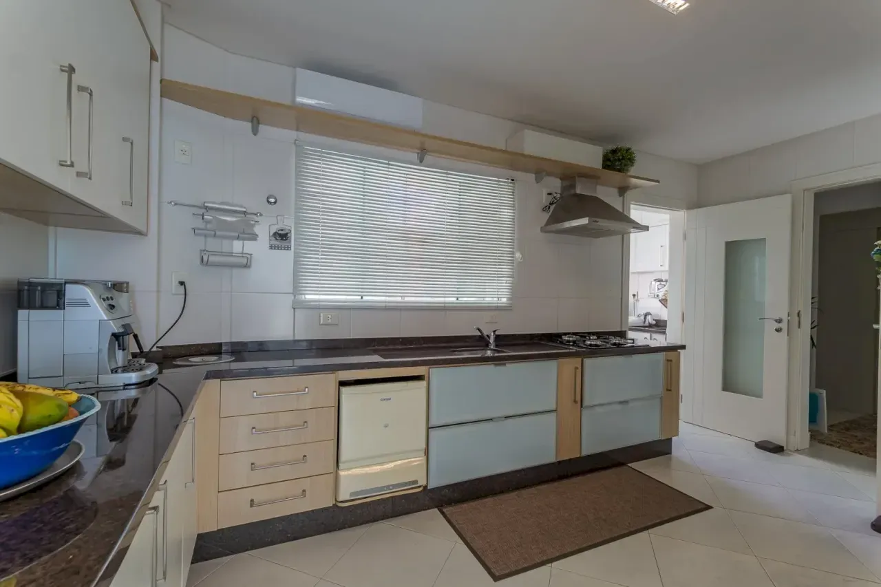Apartamento no Edifício Residencial Petrópolis com 3 suítes em Balneário Camboriú — foto 11