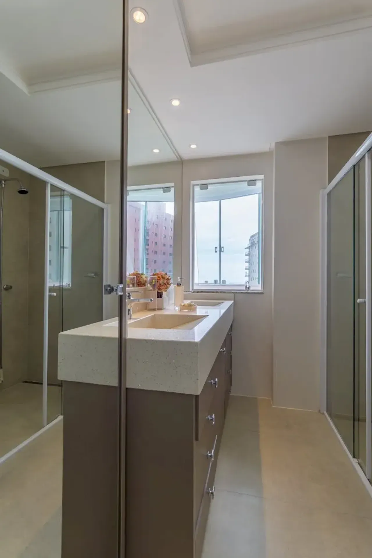 Apartamento no Edifício Residencial Petrópolis com 3 suítes em Balneário Camboriú — foto 14