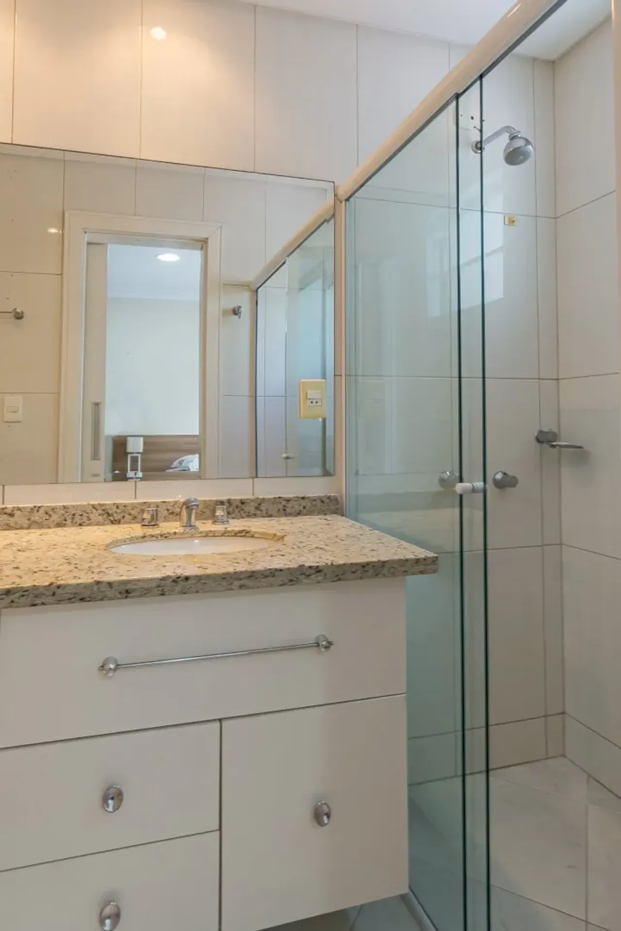 Apartamento no Edifício Residencial Petrópolis com 3 suítes em Balneário Camboriú — foto 18