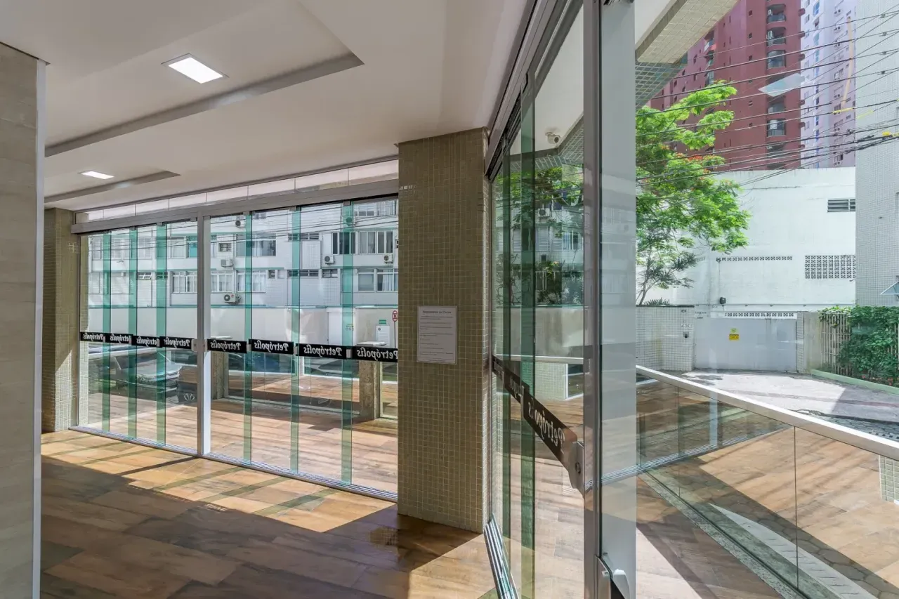 Apartamento no Edifício Residencial Petrópolis com 3 suítes em Balneário Camboriú — foto 32