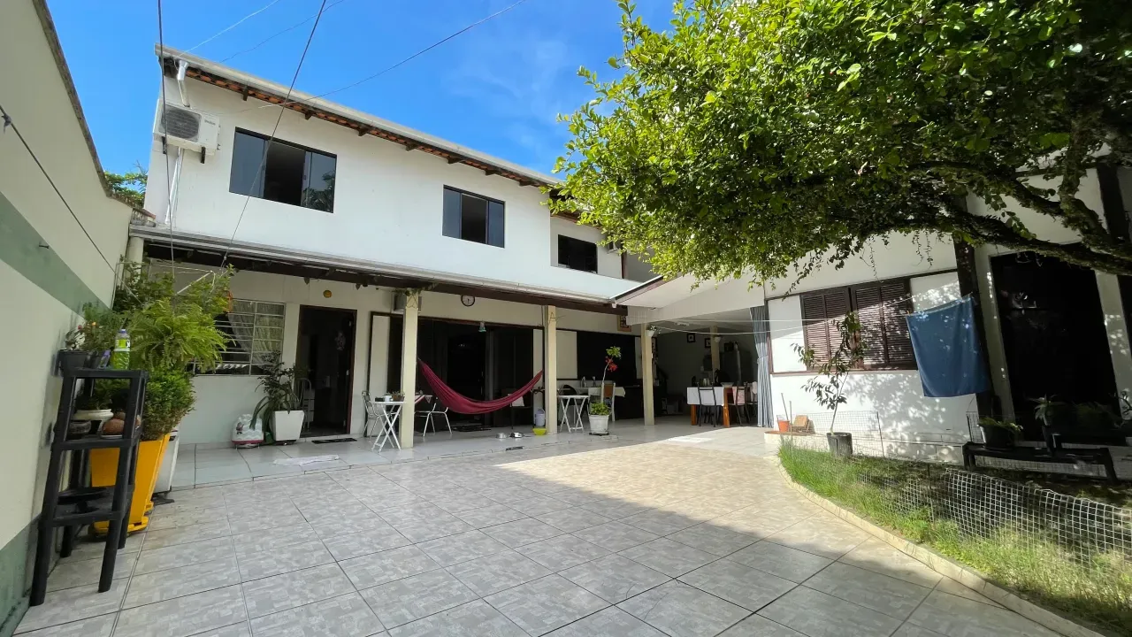 Casa com 5 quartos e 3 vagas de garagem no Bairro Nações em Balneário Camboriú — foto 1