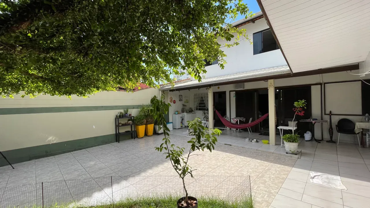 Casa com 5 quartos e 3 vagas de garagem no Bairro Nações em Balneário Camboriú — foto 2