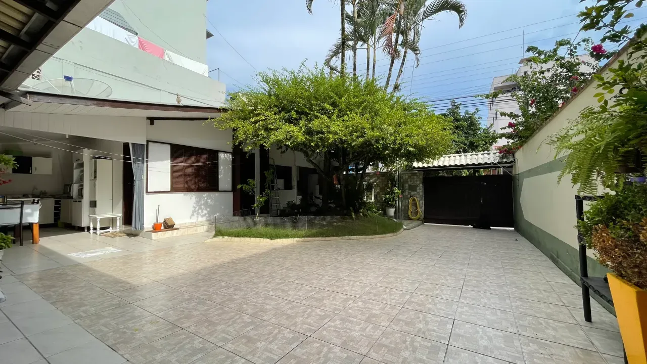 Casa com 5 quartos e 3 vagas de garagem no Bairro Nações em Balneário Camboriú — foto 3
