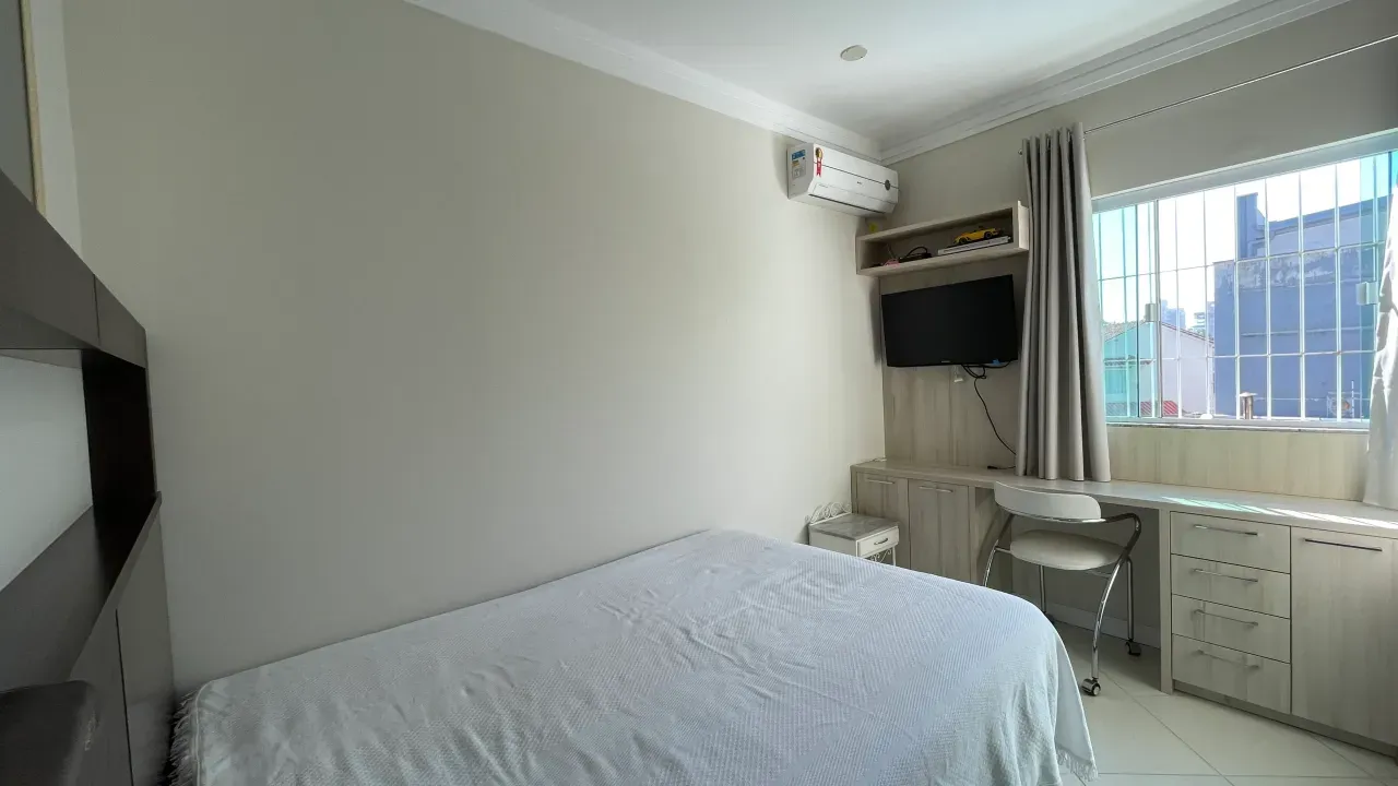 Casa na Praia dos Amores com 3 quartos e 4 vagas de garagem em Balneário Camboriú