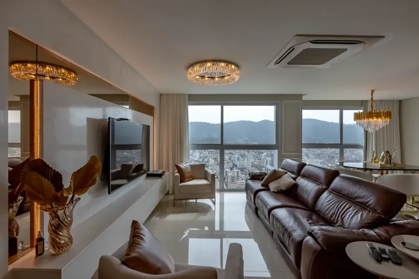 Apartamento com 3 suítes e 2 vagas de garagem no Centro em Balneário Camboriú