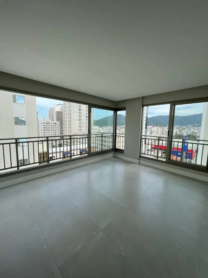 Apartamento com 3 suítes e 2 vagas de garagem há 250m2 do mar no Centro de Balneário Camboriú