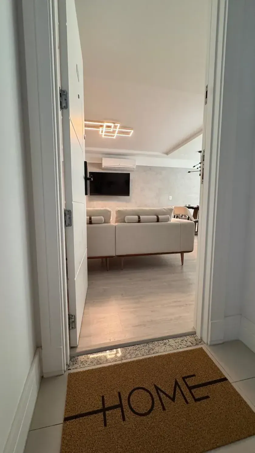 Apartamento mobiliado com 2 suítes e 2 vagas de garagem no Centro de Balneário Camboriú