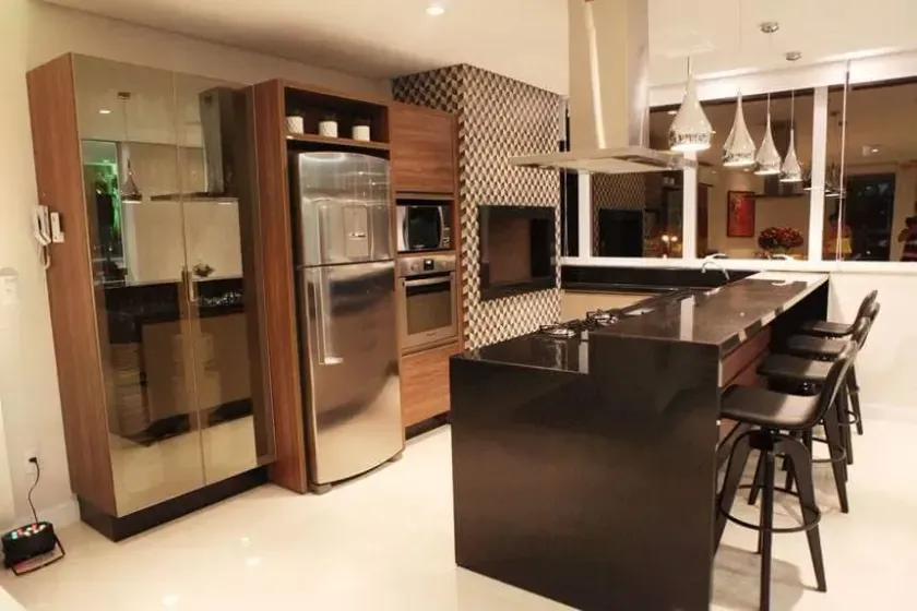 Apartamento mobiliado com 1 dormitório e 1 vaga de garagem no bairro Ariribá em Balneário Camboriú — foto 2