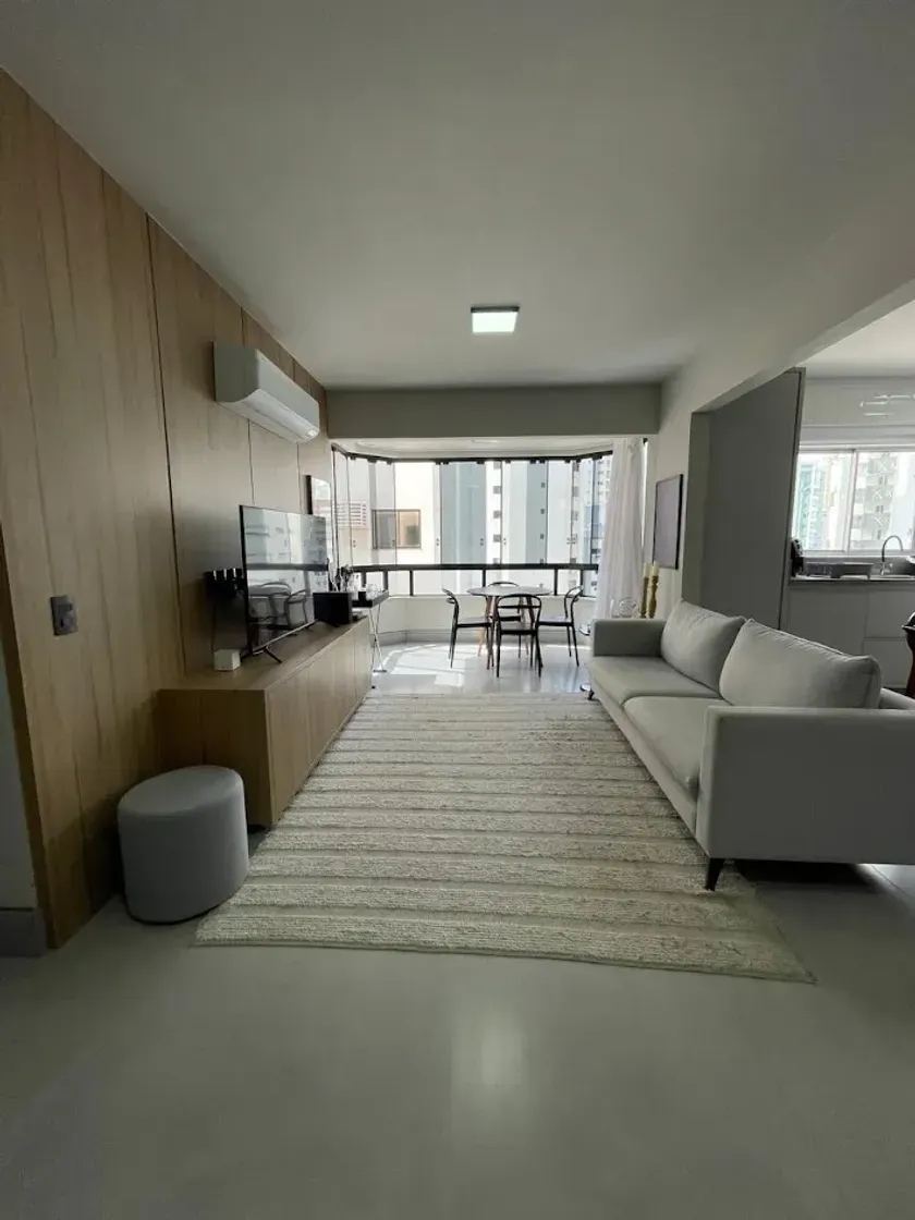 Apartamento mobiliado com 2 dormitórios sendo 1 suíte e 1 vaga no centro de Balneário Camboriú