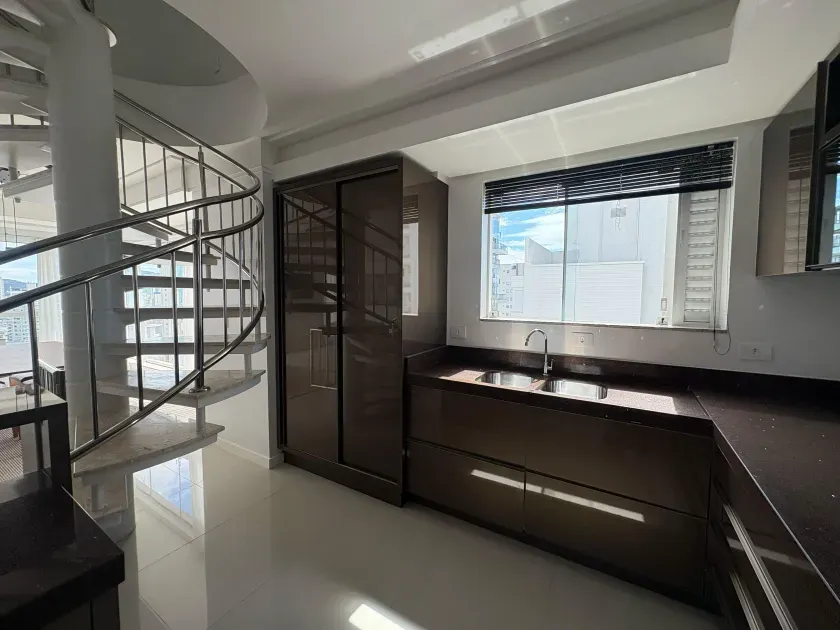 Cobertura Duplex com 5 dormitórios sendo 3 suites e 3 vagas no Centro de Balneário Camboriú — foto 8