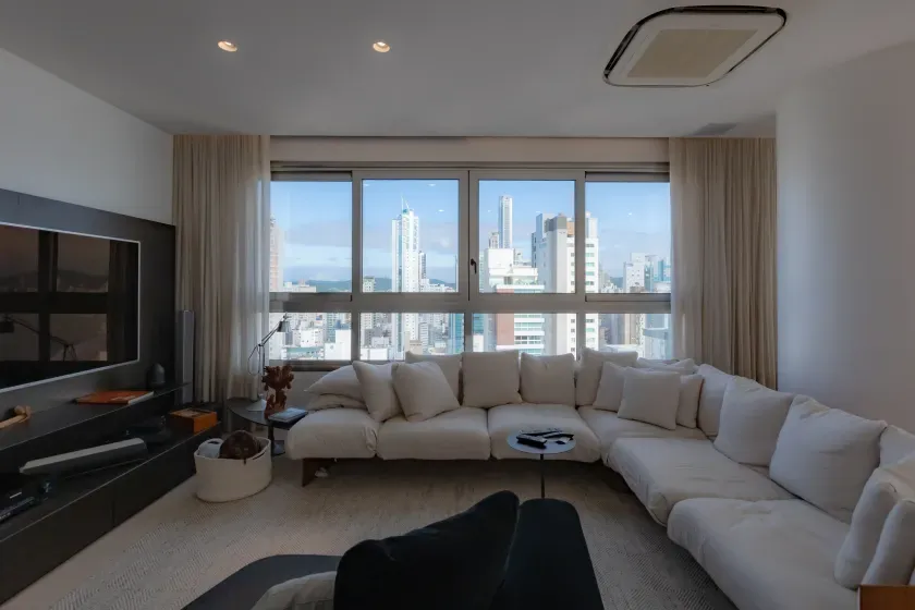 Apartamento mobiliado com 4 suítes e 5 vagas de garagem na Avenida Atlântica em Balneário Camboriú — foto 12