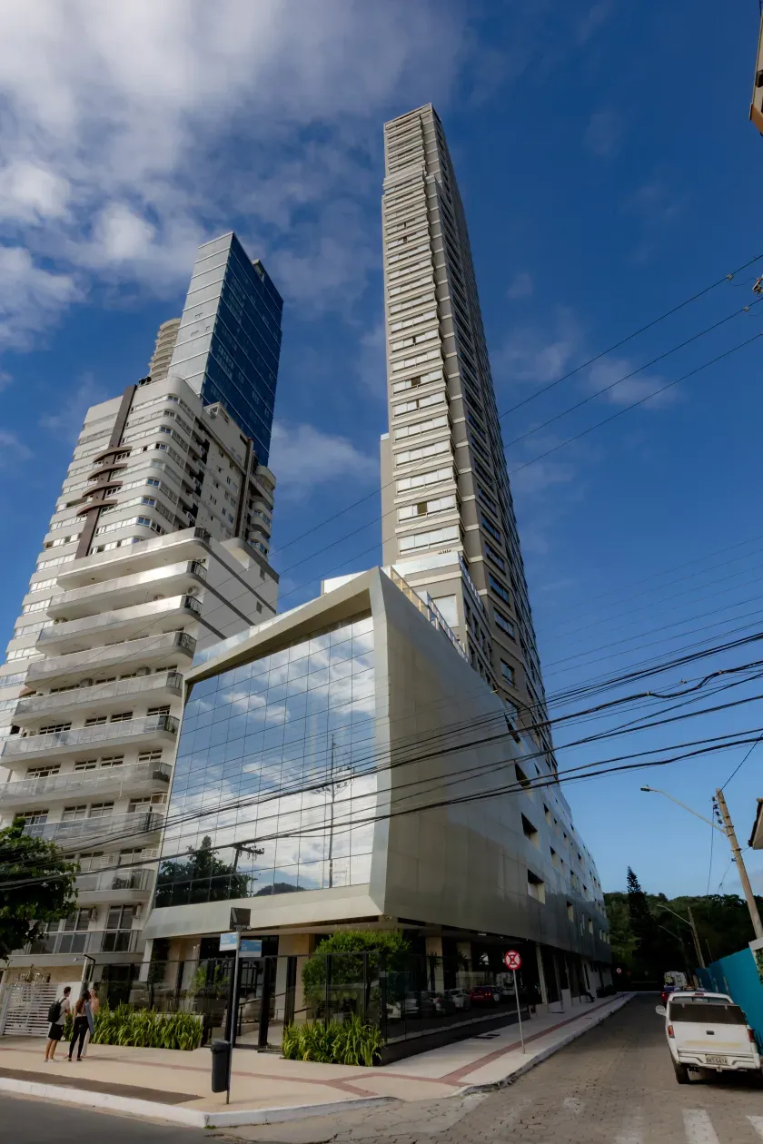 Apartamento mobiliado com 4 suítes e 5 vagas de garagem na Avenida Atlântica em Balneário Camboriú — foto 61