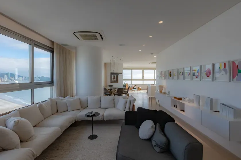 Apartamento mobiliado com 4 suítes e 5 vagas de garagem na Avenida Atlântica em Balneário Camboriú — foto 13