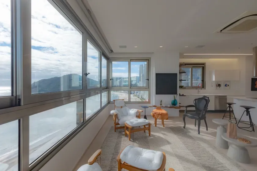 Apartamento mobiliado com 4 suítes e 5 vagas de garagem na Avenida Atlântica em Balneário Camboriú — foto 4