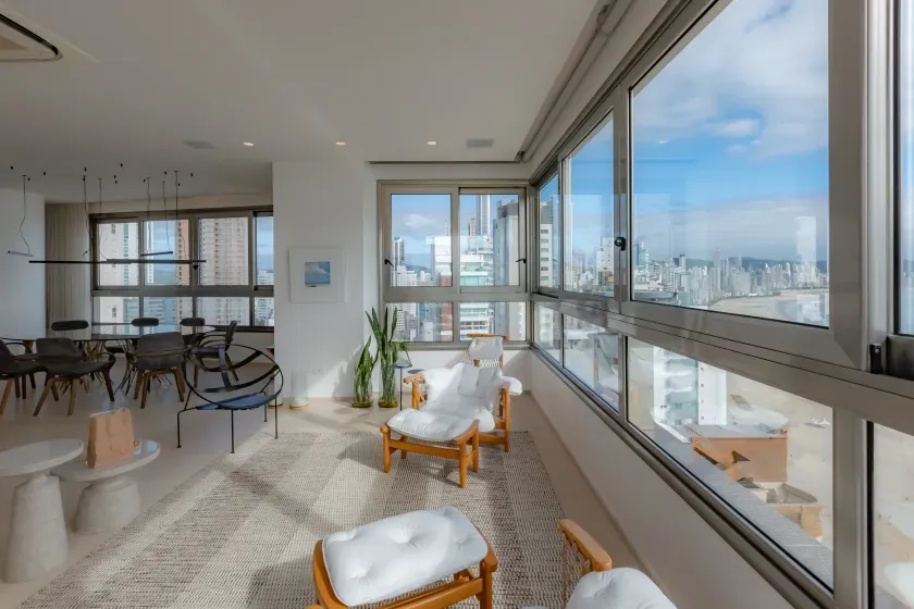 Apartamento mobiliado com 4 suítes e 5 vagas de garagem na Avenida Atlântica em Balneário Camboriú — foto 3