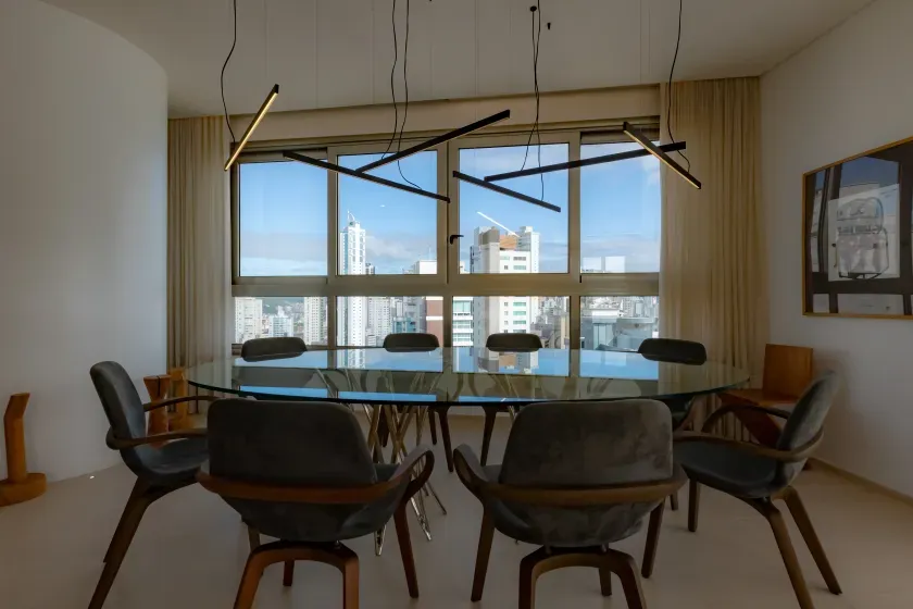Apartamento mobiliado com 4 suítes e 5 vagas de garagem na Avenida Atlântica em Balneário Camboriú — foto 19