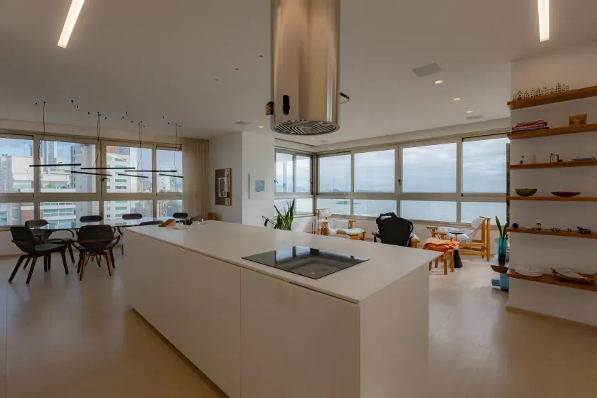 Apartamento mobiliado com 4 suítes e 5 vagas de garagem na Avenida Atlântica em Balneário Camboriú — foto 25