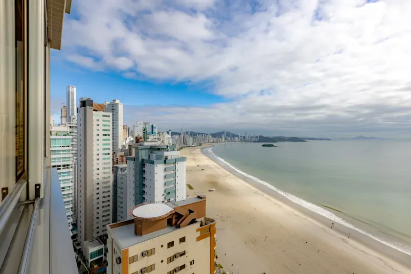Apartamento mobiliado com 4 suítes e 5 vagas de garagem na Avenida Atlântica em Balneário Camboriú — foto 33