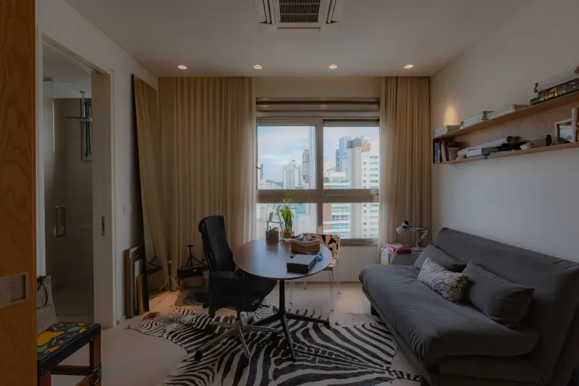 Apartamento mobiliado com 4 suítes e 5 vagas de garagem na Avenida Atlântica em Balneário Camboriú — foto 50