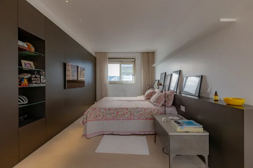 Apartamento mobiliado com 4 suítes e 5 vagas de garagem na Avenida Atlântica em Balneário Camboriú — foto 35