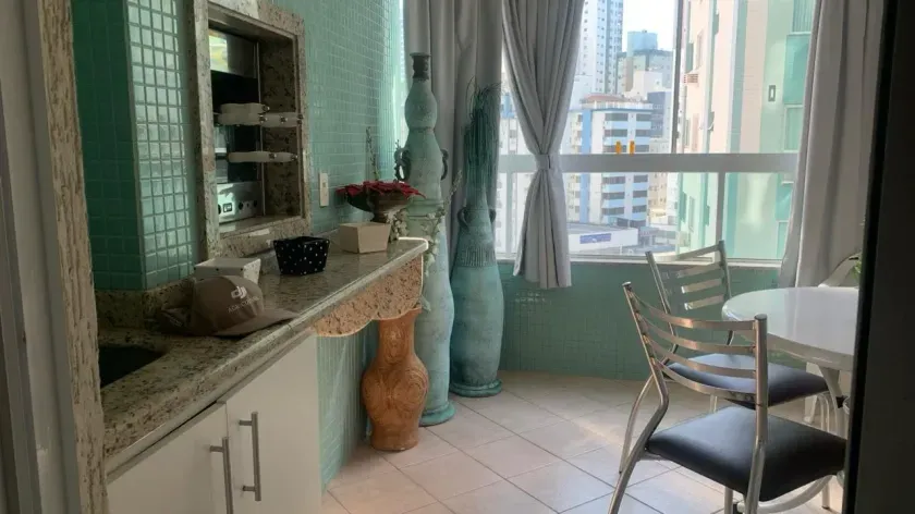Apartamento Quadra mar 1 Suíte mais 2 Dormitórios e 2 Vagas na Garagem.