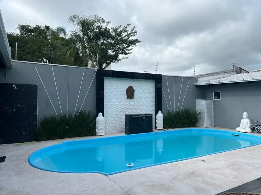 Casa mobiliada com 2 suítes e 2 vagas de garagem na Barra em Balneário Camboriú