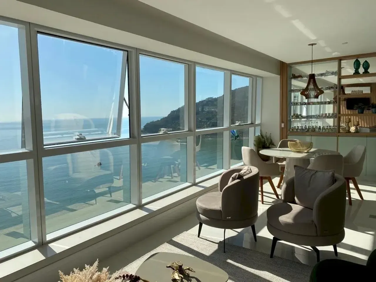 Apartamento com 4 suítes, 4 vagas de garagem no Centro de Balneário Camboriú