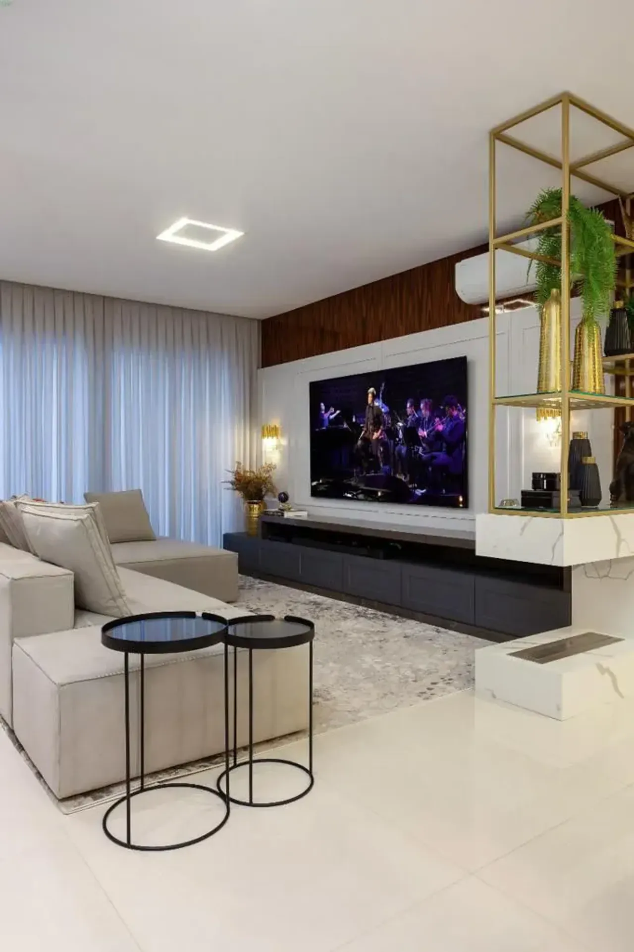 Apartamento com 3 dormitórios sendo 2 suítes e 3 vagas de garagem no Centro de Balneário Camboriú/SC