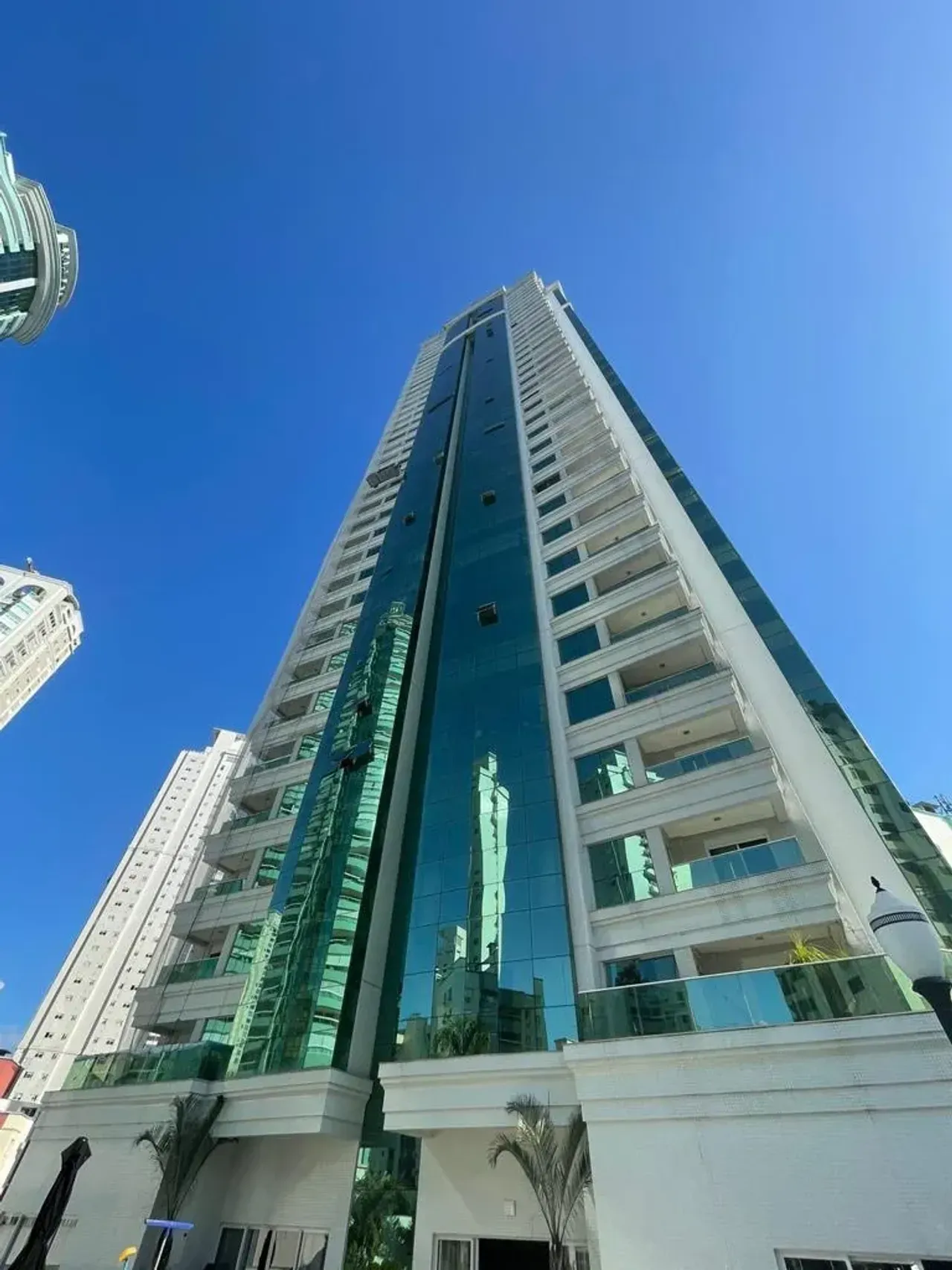 Apartamento no Edifício Four Seasons com 4 suítes no Centro de Balneário Camboriú — foto 1