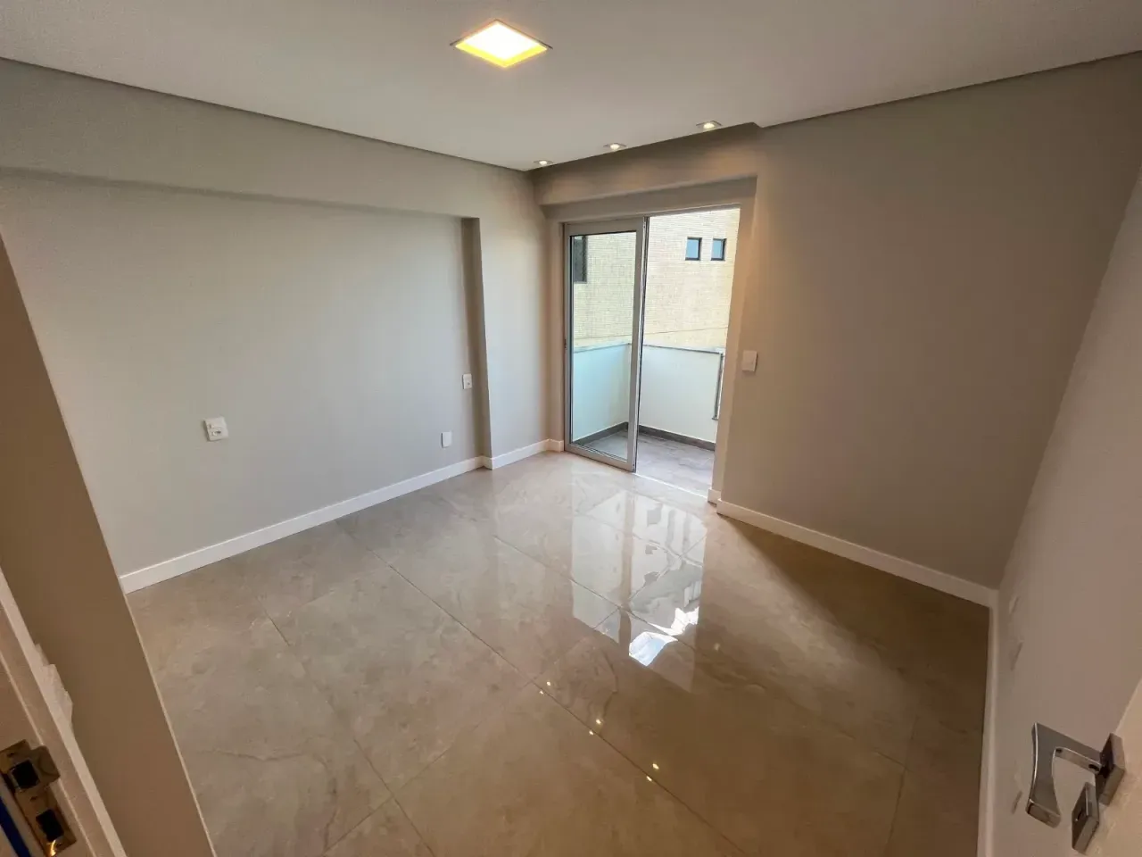 Apartamento no Edifício Saint Tropez frente mar com 4 dormitórios sendo 2 suítes e 3 vagas no Centro de Balneário Camboriú — foto 2
