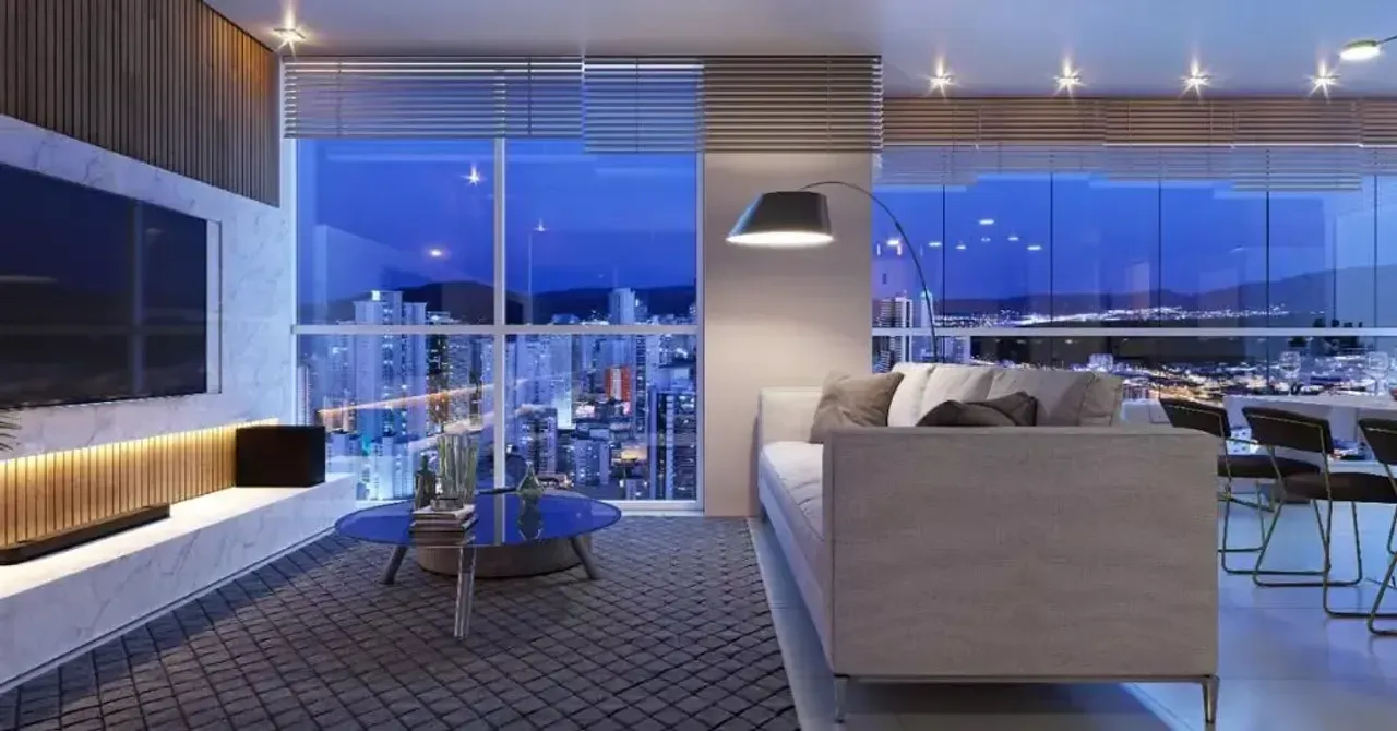 Apartamento com 4 dormitórios sendo 2 suítes e 3 vagas de garagem no Centro de Balneário Camboriú