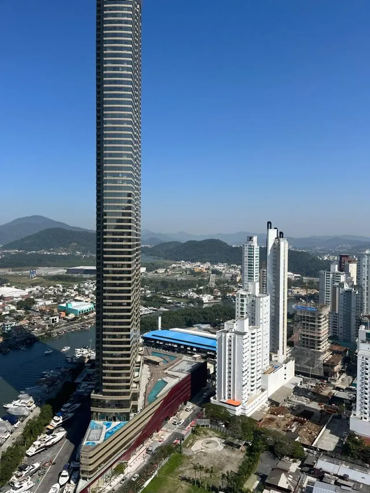 Apartamento no Edifício Pharos com 4 suítes em Balneário Camboriú — foto 18