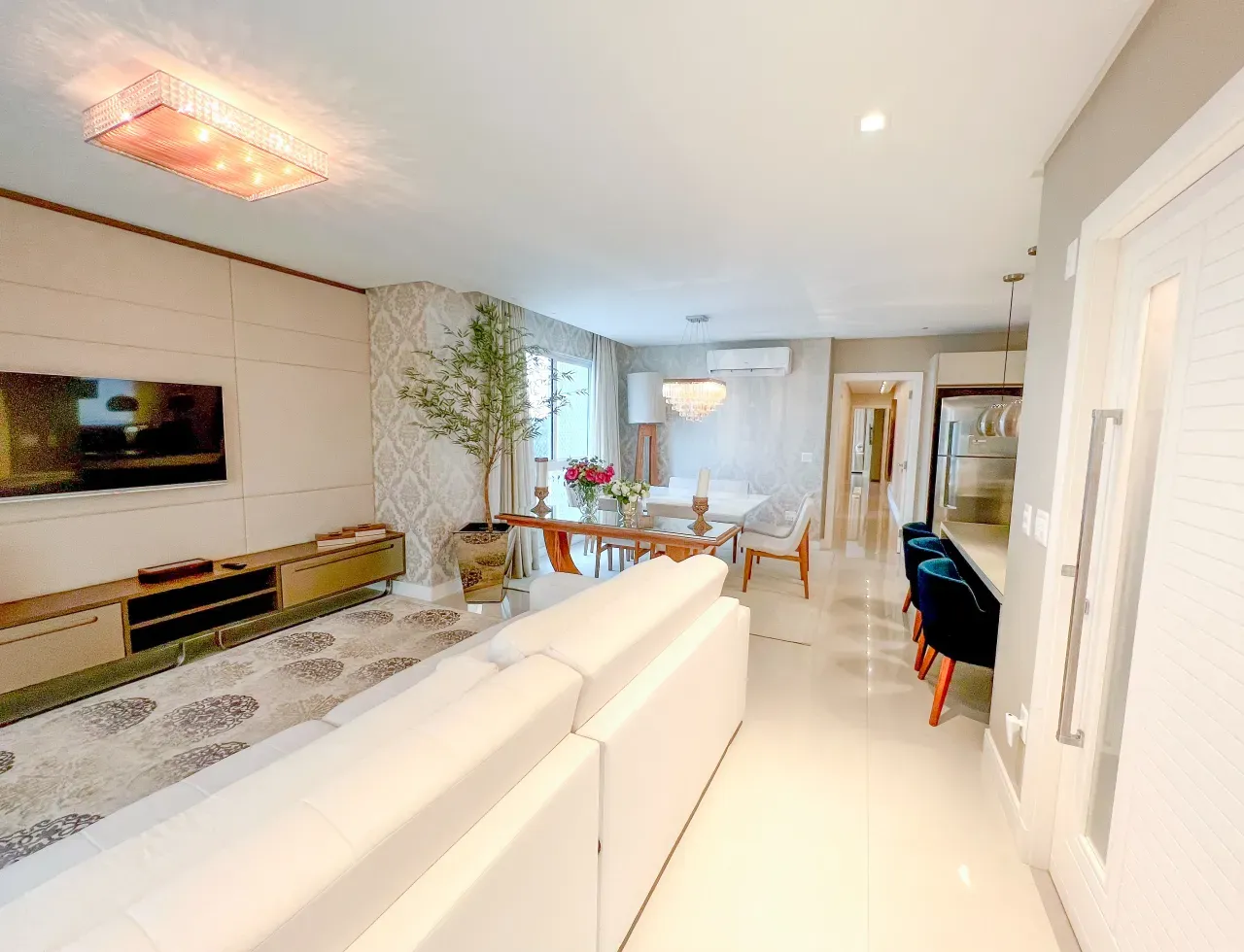 Apartamento no Edifício Solar Gonçalves com 4 suítes em Balneário Camboriú — foto 1
